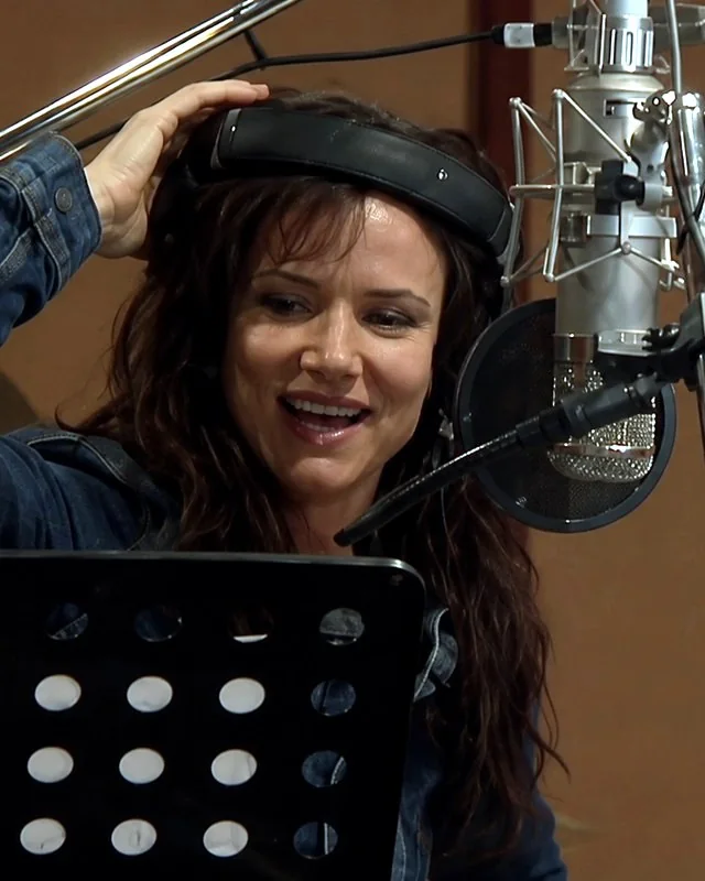 Juliette Lewis at the microphone